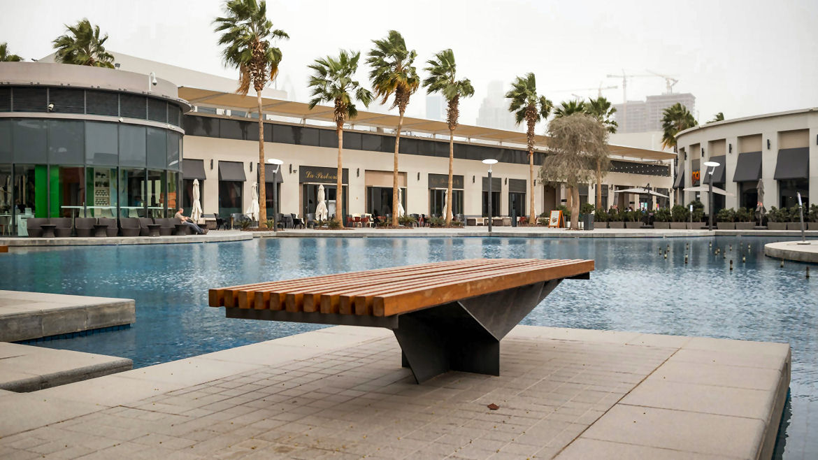 Trampolín junto a la piscina de un hotel